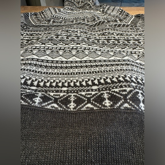 American Eagle Knit Black & White Aztec
Print Zip Up hoodie - Picture 5 of 9